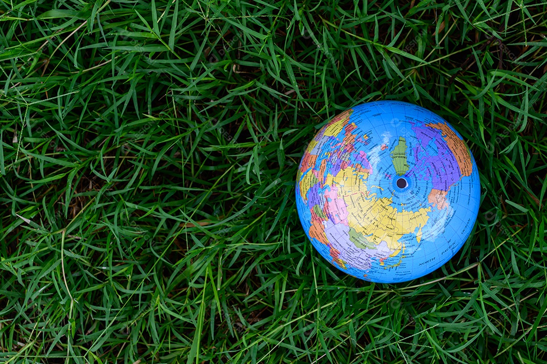 Dia Mundial do Meio Ambiente Ame o mundo Mão segurando um globo