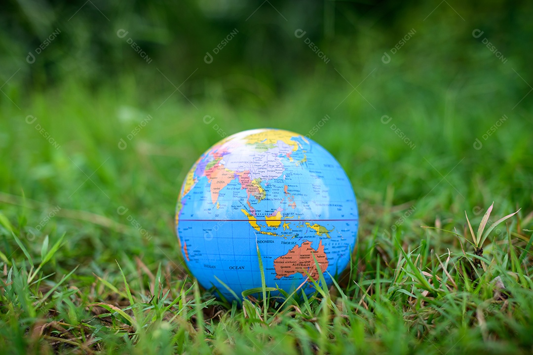 Dia Mundial do Meio Ambiente Ame o mundo Mão segurando um globo