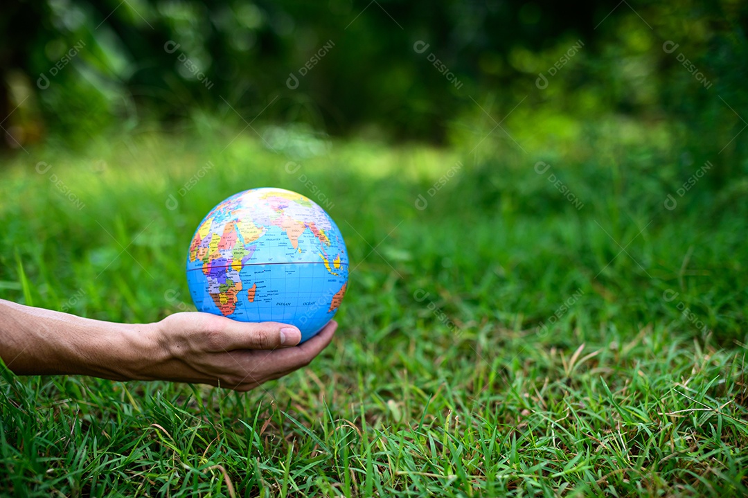 Dia Mundial do Meio Ambiente Ame o mundo Mão segurando um globo