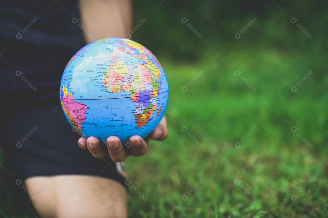 Dia Mundial do Meio Ambiente Ame o mundo Mão segurando um globo