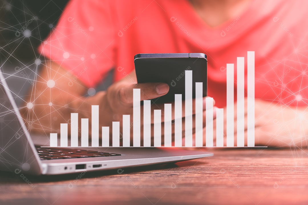 Mãos humana usando smartphones para mostrar hologramas de crescimento de negócios