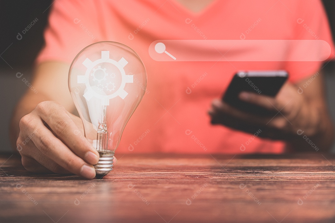 Mão de um homem com uma lâmpada E há um ícone de engrenagem