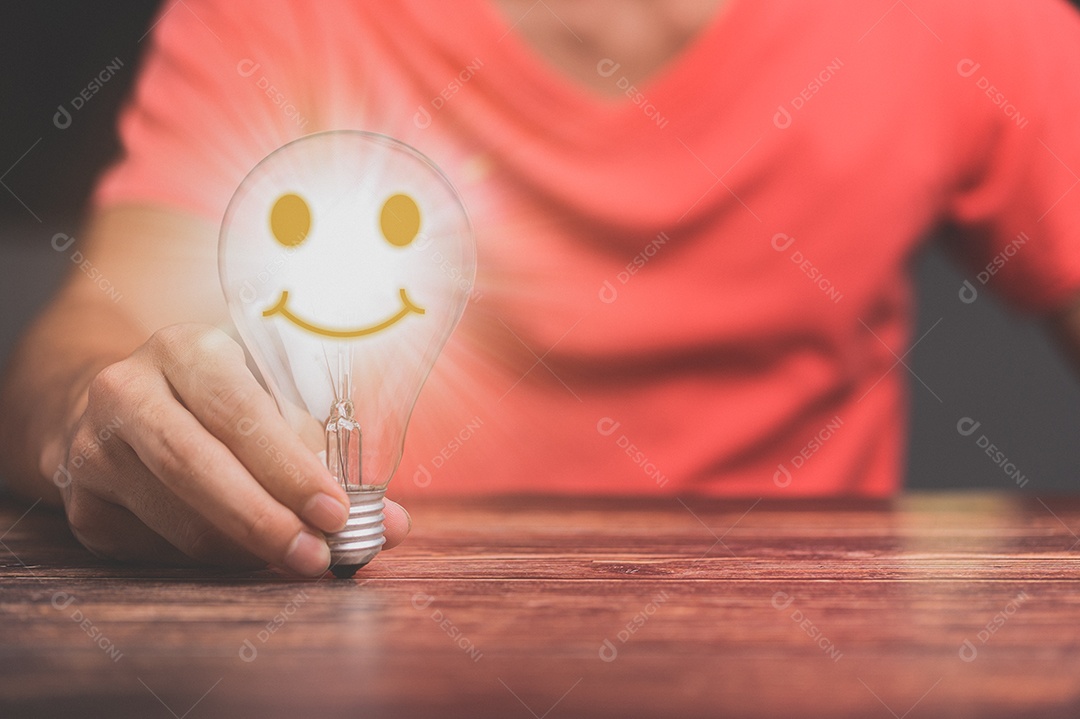 Mão de um homem com uma lâmpada E há um ícone de engrenagem