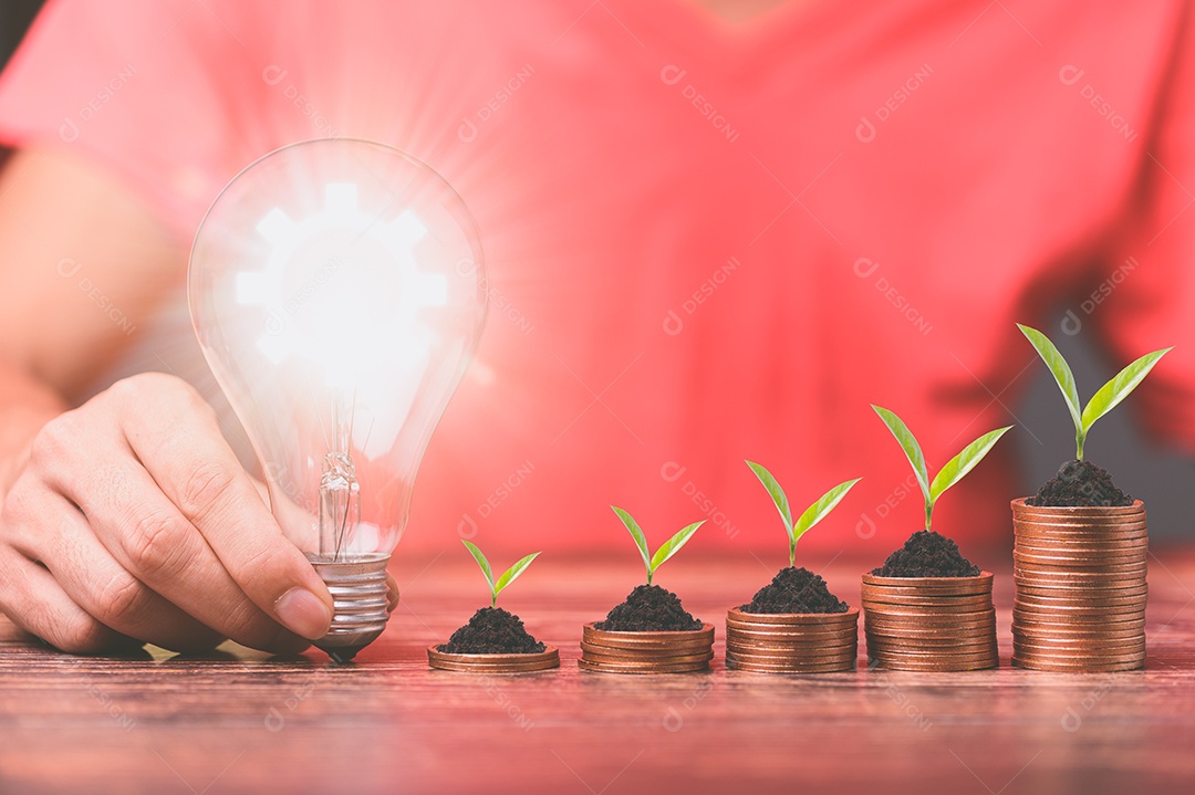 Lâmpada E há um ícone de engrenagem Estoque de investimento e crescimento de negócios