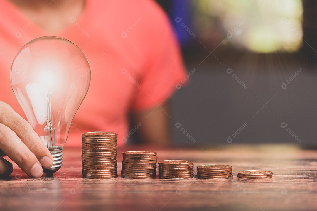 Mão de um homem com uma lâmpada um ícone de engrenagem