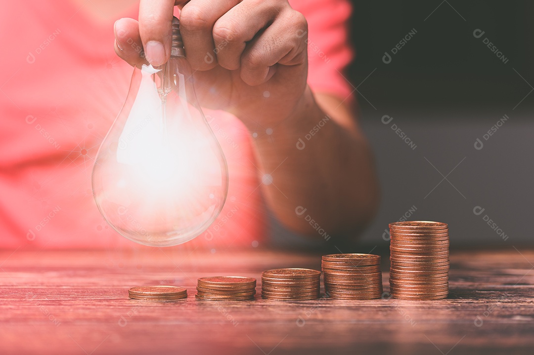 Mão de um homem com uma lâmpada um ícone de engrenagem