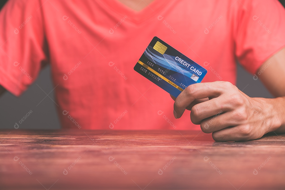 Executivos guardam cartões de crédito