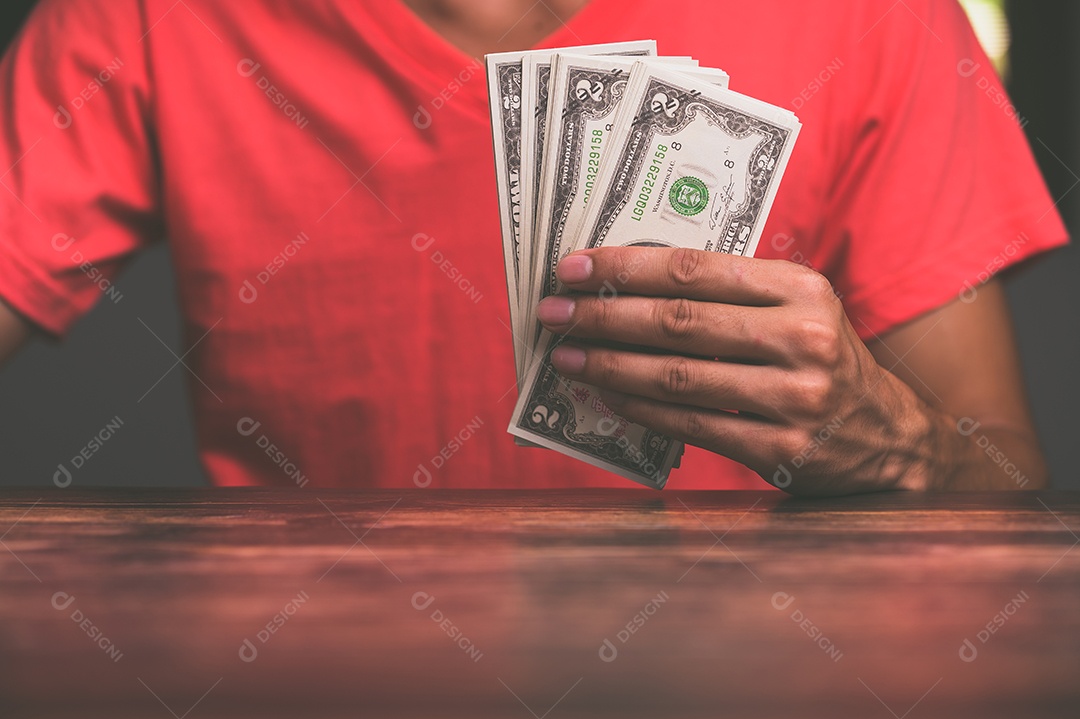 Pessoa de negócios seguram notas de dinheiro