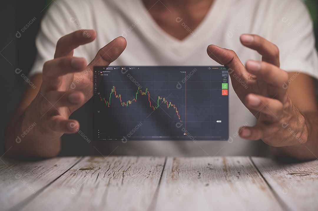 Empresário estão treinando ações mostrando um holograma.