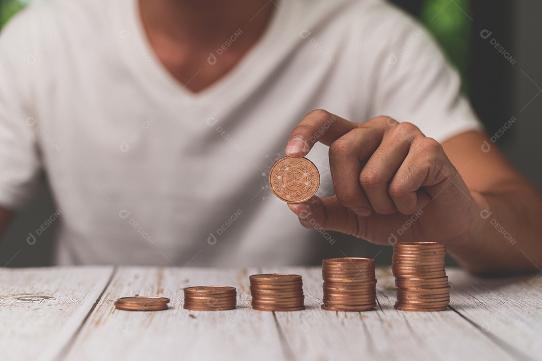 Empresário segurando a ideia de pilha de dinheiro de lâmpada economizando energia