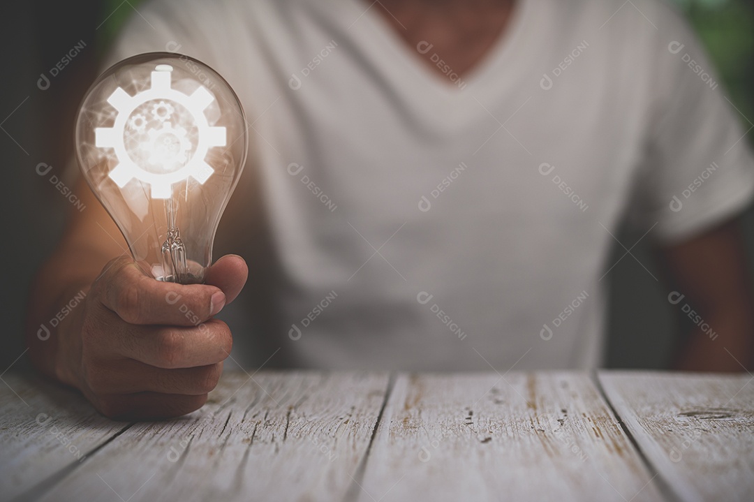 Segurando uma lâmpada a ideia de luz emitindo um rosto sorridente