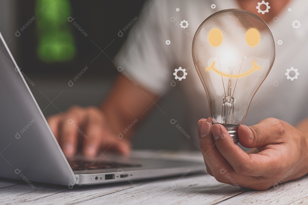 Segurando uma lâmpada a ideia de luz emitindo um rosto sorridente