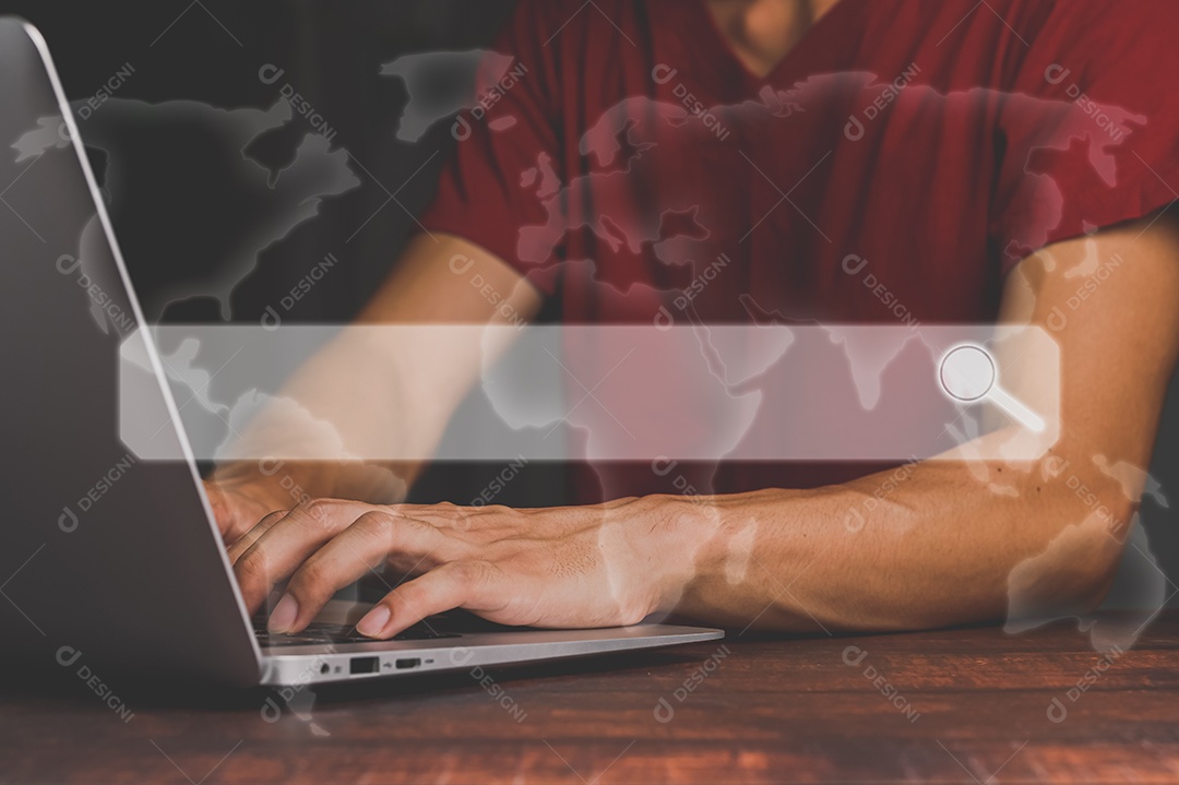 Empresários estão treinando ações mostrando um holograma.