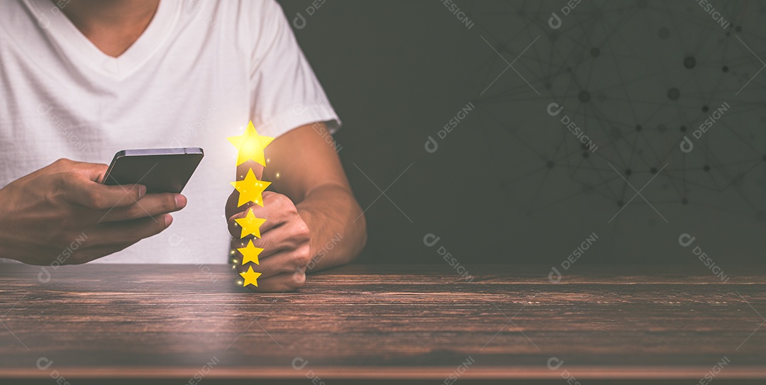 Clientes dão uma classificação de satisfação de serviço cinco estrelas