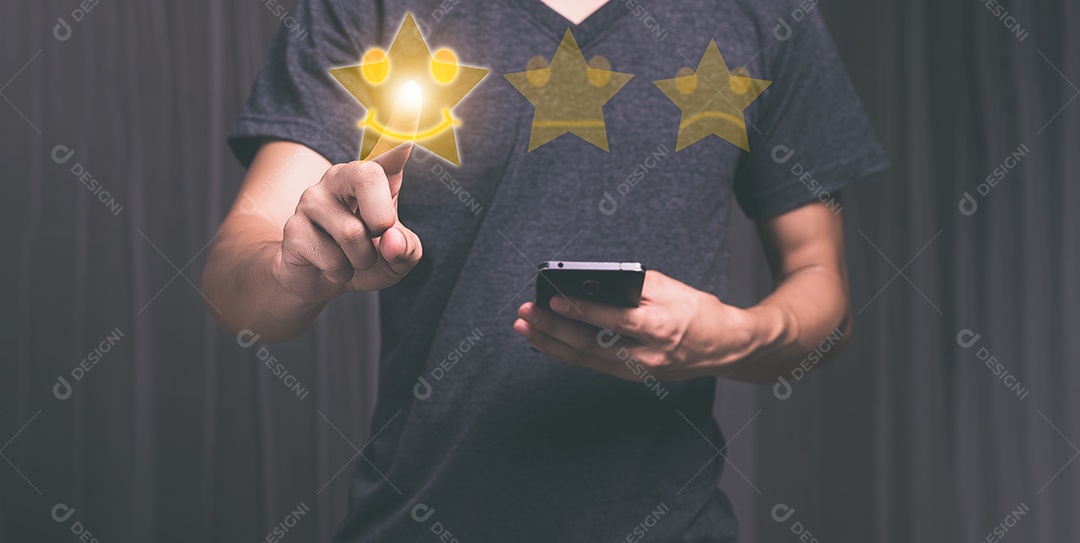 Clientes dão símbolos, rostos sorridentes, satisfação no serviço