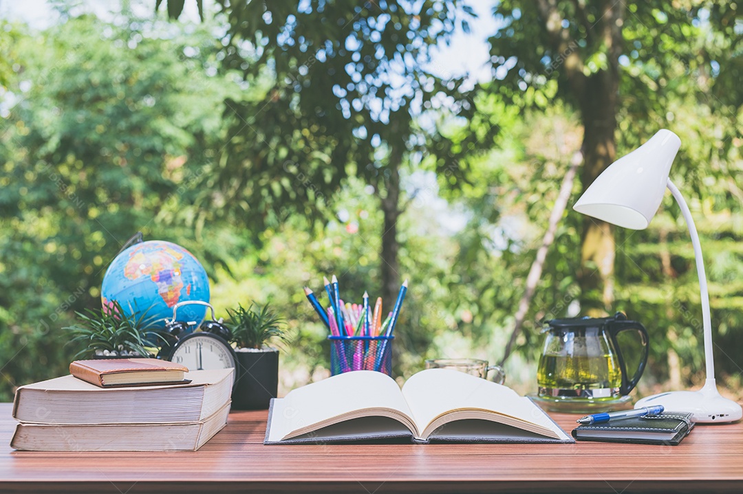 Conceito de leitura de livros e mesas