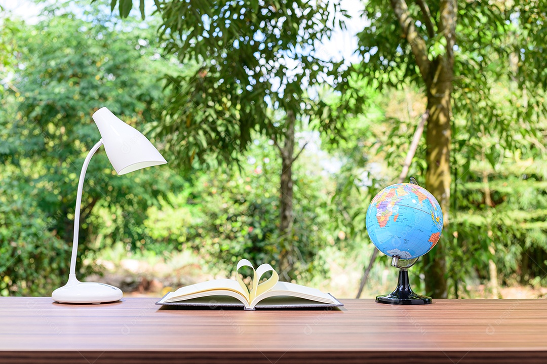 Conceito de leitura de livros e mesas