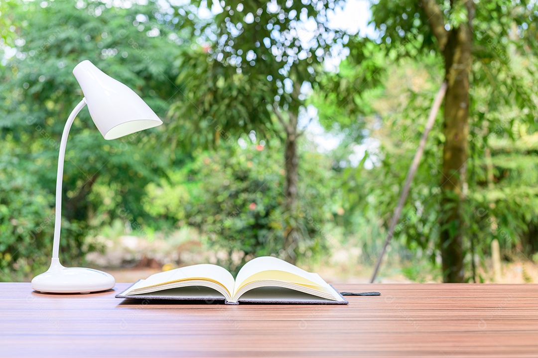 Conceito de leitura de livros e mesas