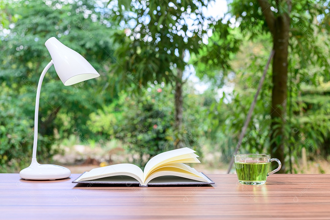 Conceito de leitura de livros e mesas