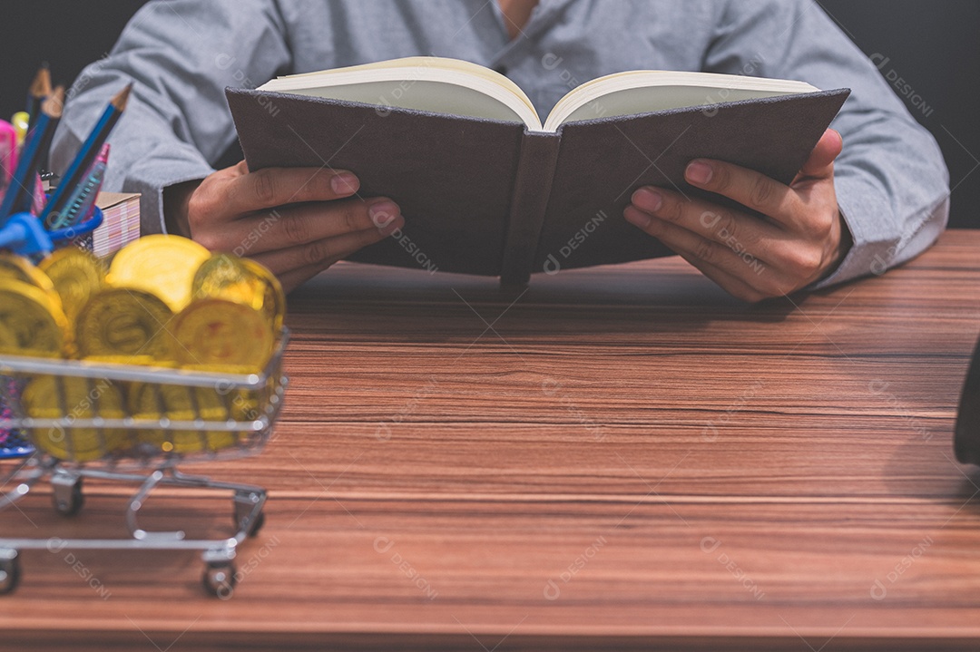 Homem lendo um livro em uma mesa