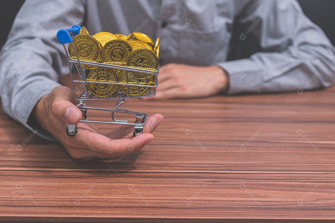 Empresário que contabilizam receitas e despesas via notebook