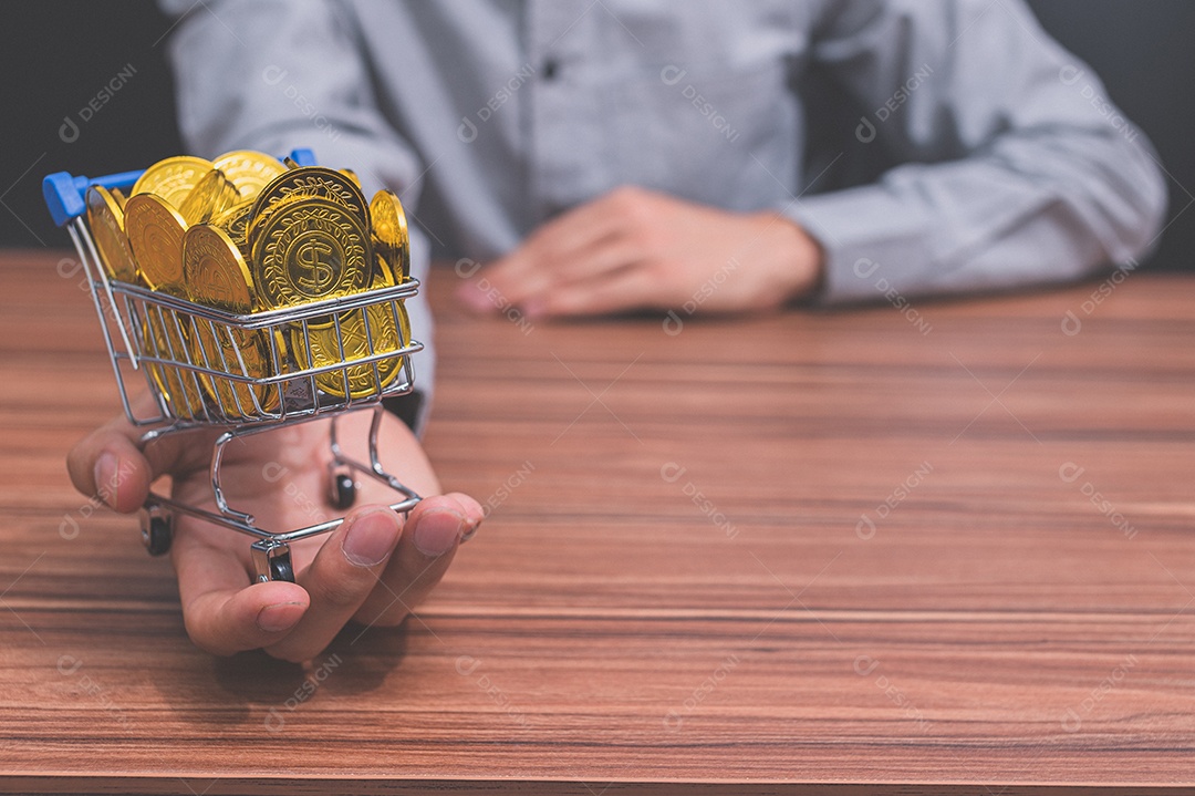 Empresário que contabilizam receitas e despesas via notebook