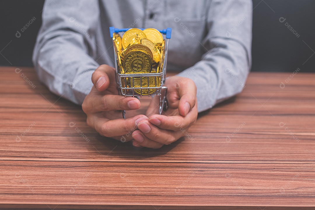 Empresário que contabilizam receitas e despesas via notebook