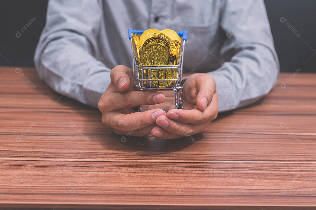 Empresário que contabilizam receitas e despesas via notebook