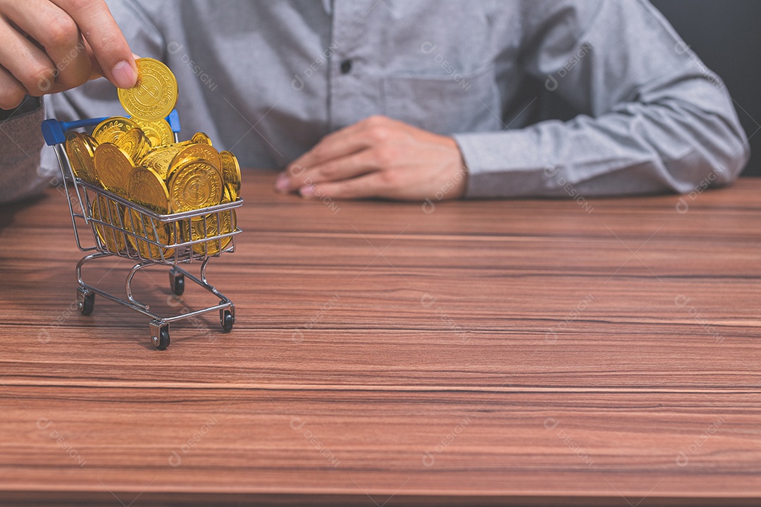 Empresário que contabilizam receitas e despesas via notebook