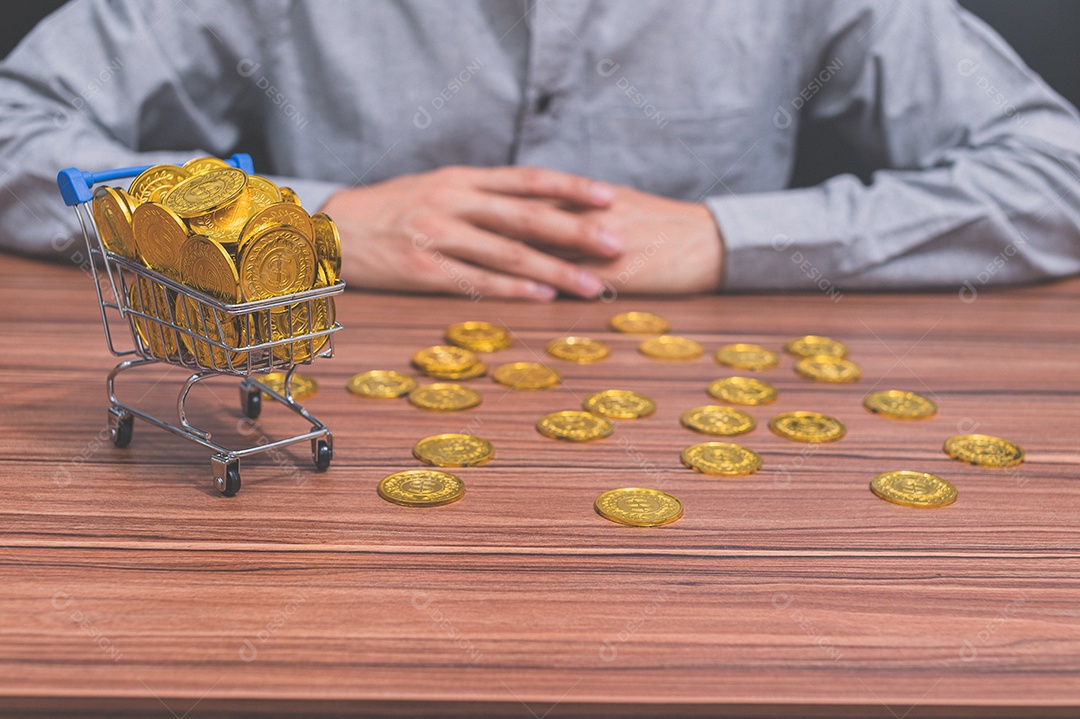 Empresário que contabilizam receitas e despesas via notebook