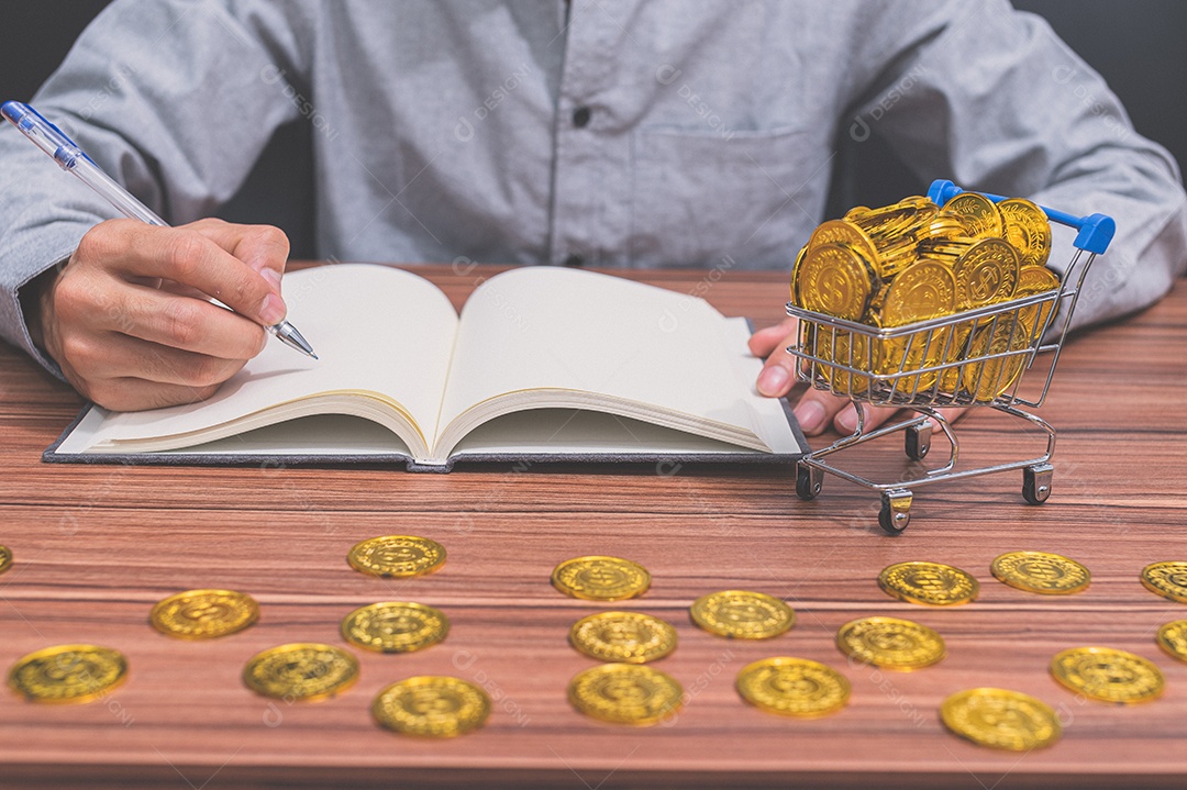 Empresário que contabilizam receitas e despesas via notebook