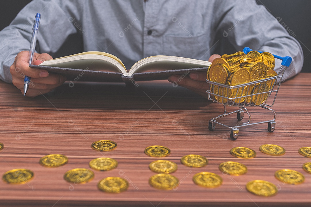 Empresário que contabilizam receitas e despesas via notebook