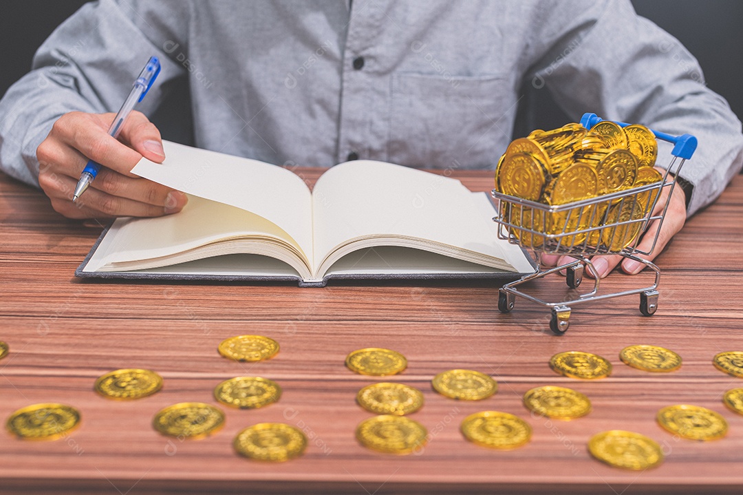 Empresário que contabilizam receitas e despesas via notebook