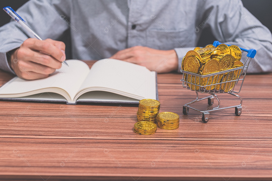 Empresário que contabilizam receitas e despesas via notebook