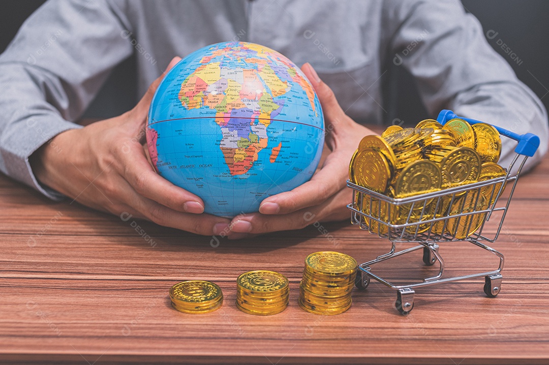 Empresário que contabilizam receitas e despesas via notebook