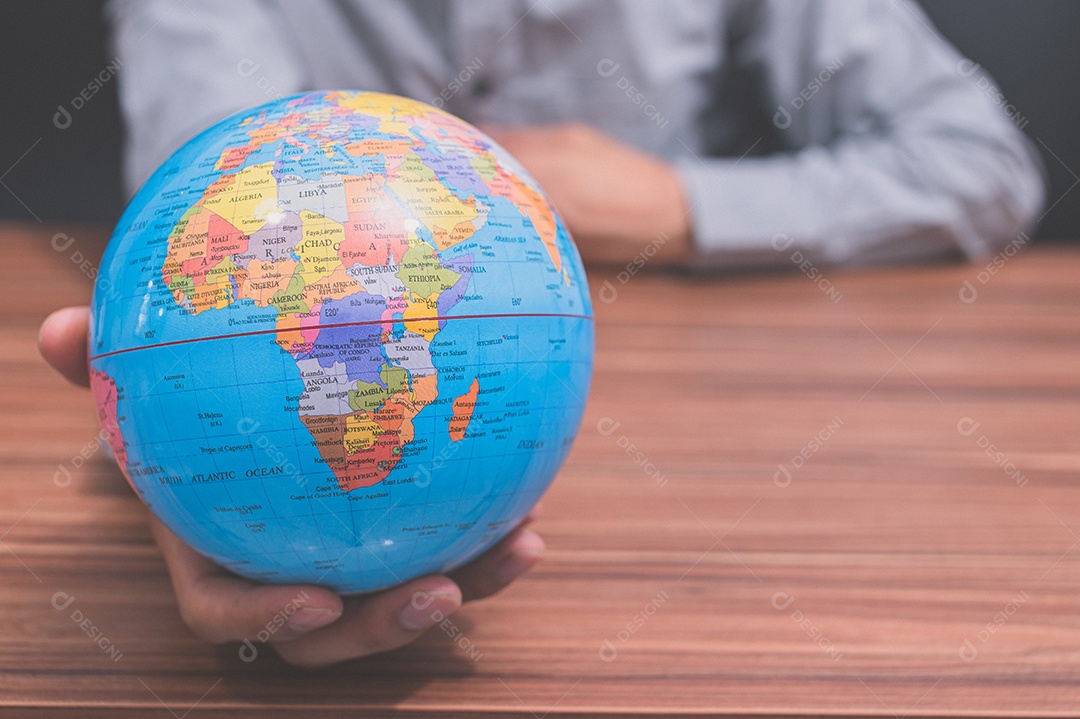 Terra segurando em mãos humanas Conceito de economia de energia do mundo do amor