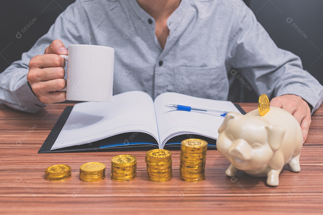 Conceito de moedas empilhadas mostrando o crescimento das finanças empresariais