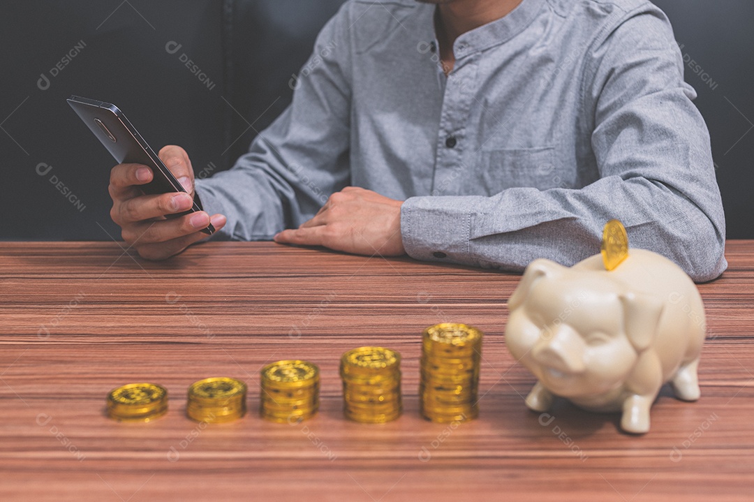 Conceito de moedas empilhadas mostrando o crescimento das finanças empresariais