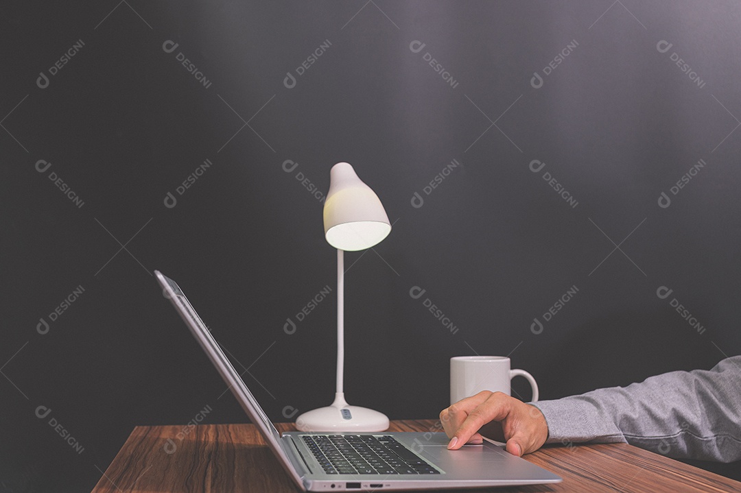 Pessoa de negócios usando notebook para trabalho