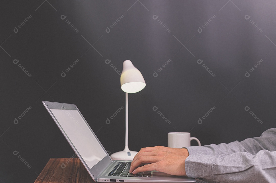 Pessoa de negócios usando notebook para trabalho