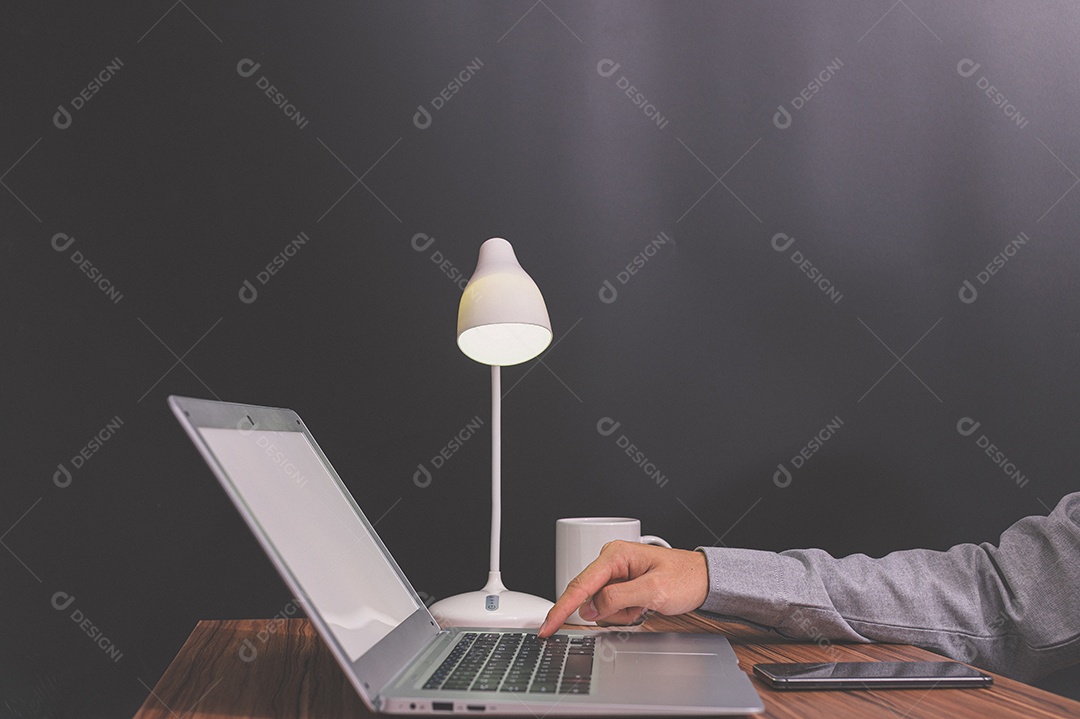 Pessoa de negócios usando notebook para trabalho