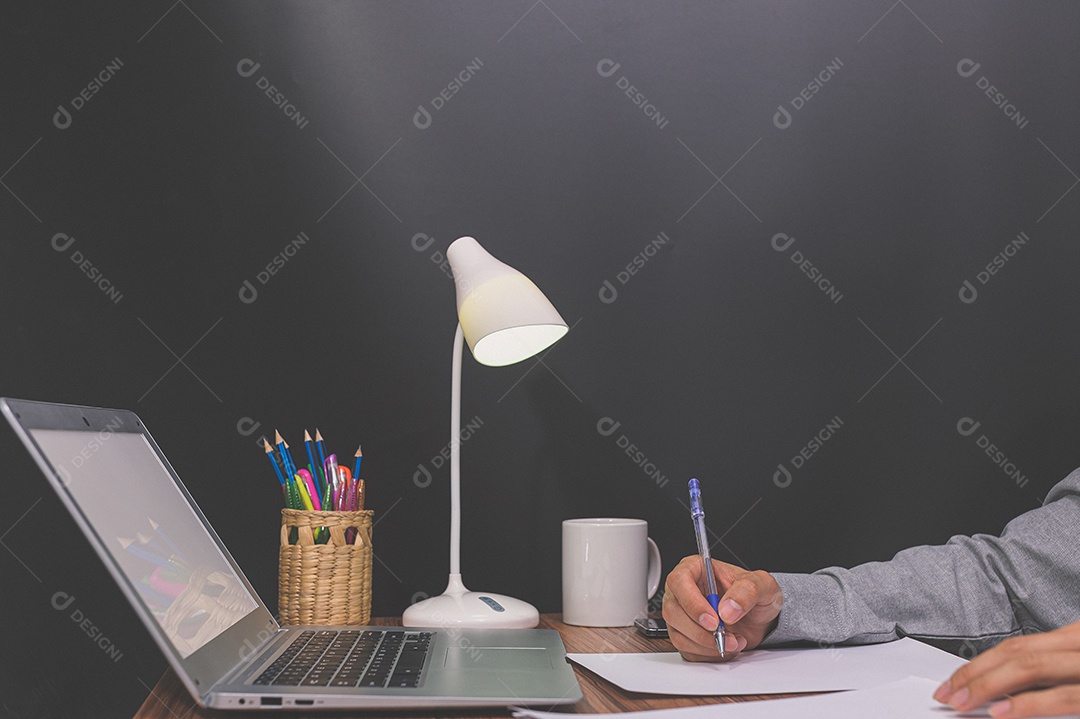 Empresário sentam no trabalho e verificam documentos na mesa da sala