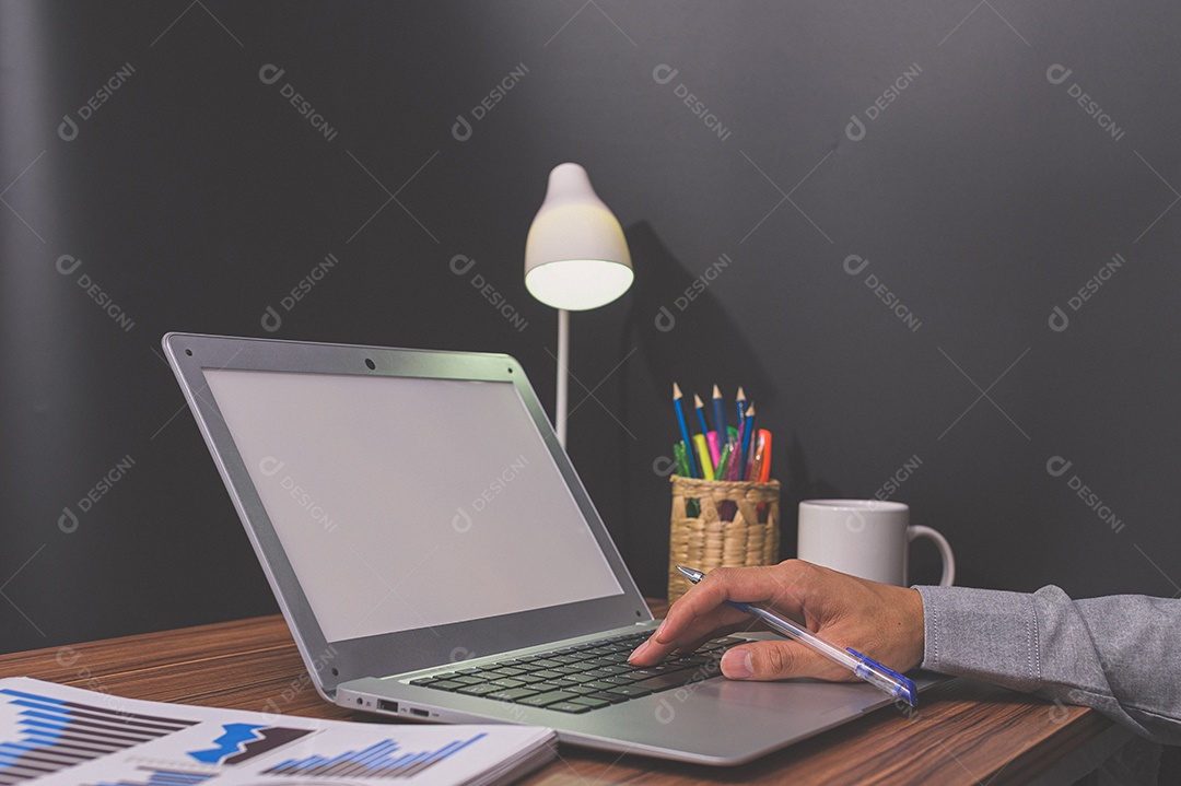 Empresário sentam no trabalho e verificam documentos na mesa da sala