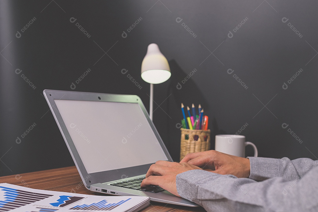 Empresário sentam no trabalho e verificam documentos na mesa da sala