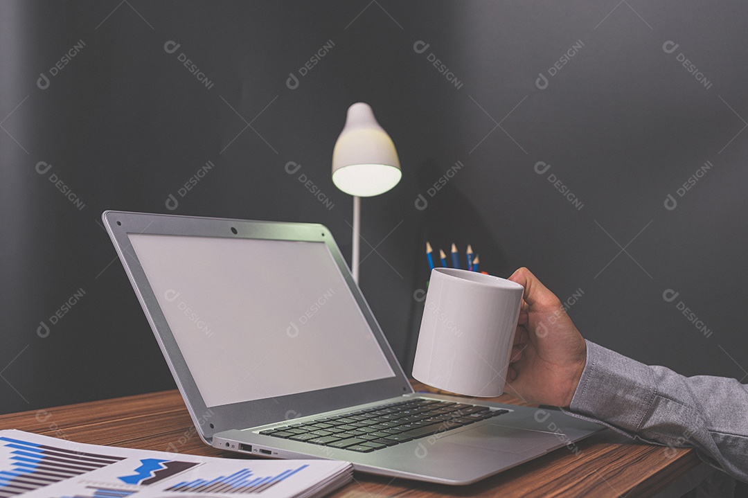 Empresário sentam no trabalho e verificam documentos na mesa da sala