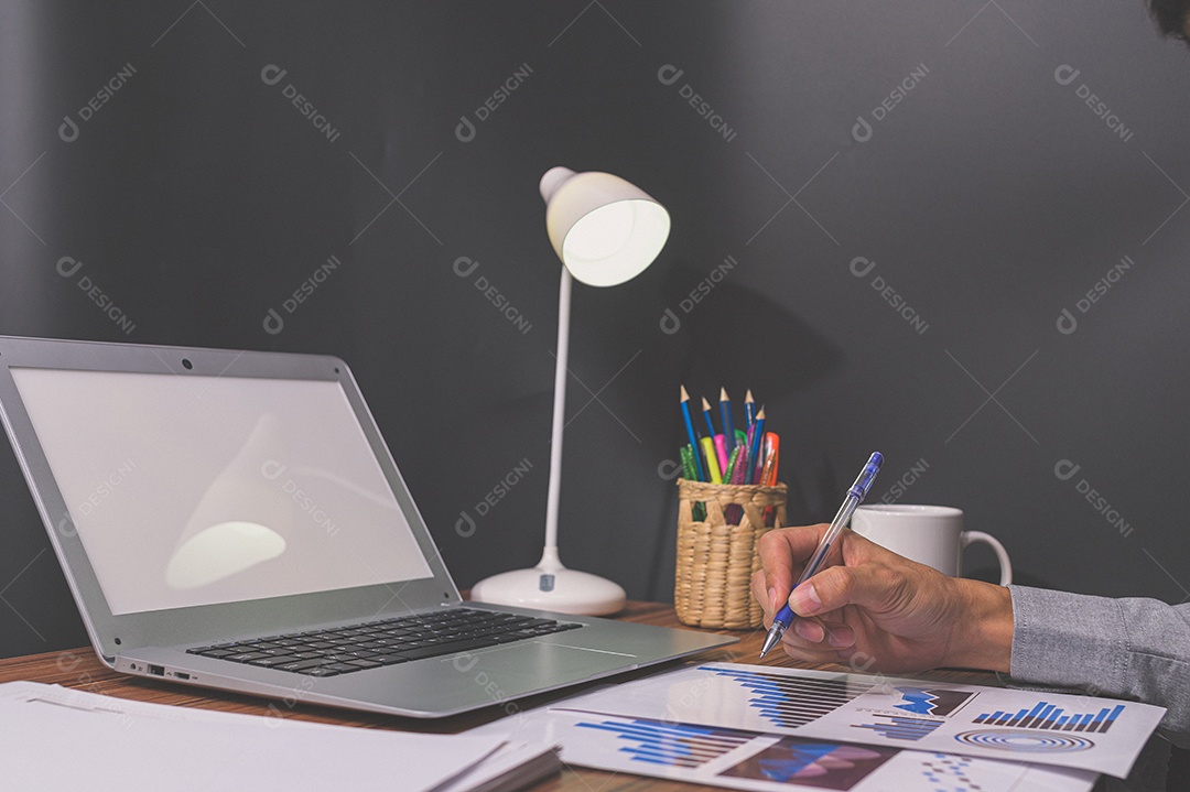 Empresário sentam no trabalho e verificam documentos na mesa da sala