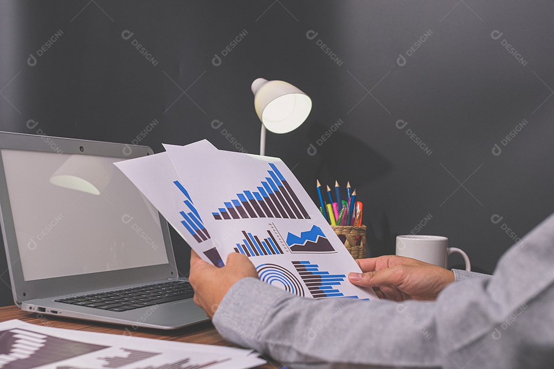 Empresário sentam no trabalho e verificam documentos na mesa da sala