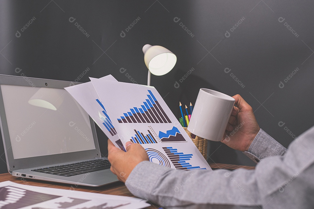 Empresário sentam no trabalho e verificam documentos na mesa da sala