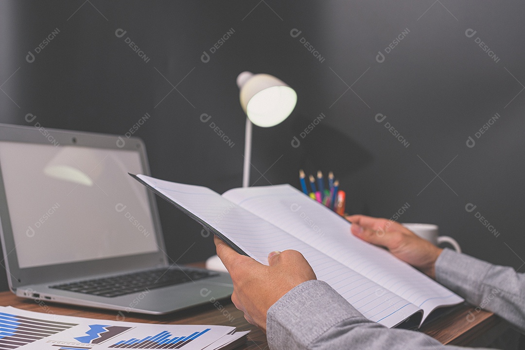 Empresário sentam no trabalho e verificam documentos na mesa da sala