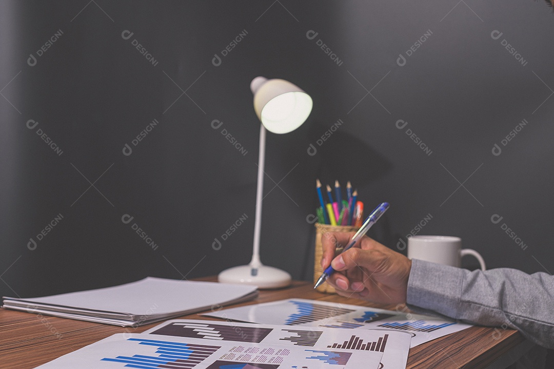 Empresário sentam no trabalho e verificam documentos na mesa da sala